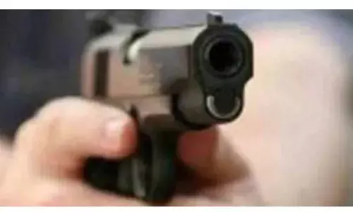 जौनपुर कोर्ट परिसर में दो विचाराधीन कैदियों को पुलिस ने मारी गोली जौनपुर कोर्ट परिसर में दो विचाराधीन कैदियों को पुलिस ने मारी गोली