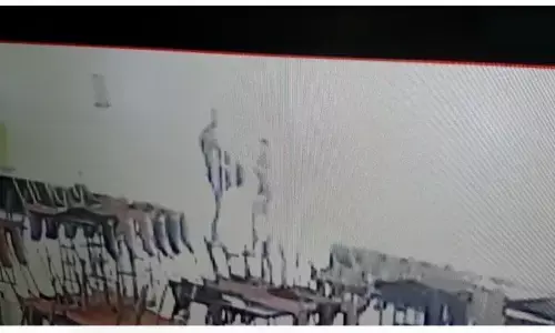 शिव नाडर यूनिवर्सिटी में छात्र ने छात्रा को गोली मारने का सीसीटीवी आया सामने, देखिए किस तरह हुई घटना शिव नाडर यूनिवर्सिटी में छात्र ने छात्रा को गोली मारने का सीसीटीवी आया सामने, देखिए किस तरह हुई घटना