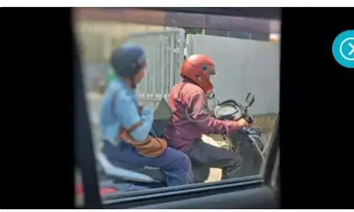 बेंगलुरु की महिला स्कूटर चलाते हुए लैपटॉप पर कर रही है काम,कॉर्पोरेट कल्चर पर कर रही है चर्चा बेंगलुरु की महिला स्कूटर चलाते हुए लैपटॉप पर कर रही है काम,कॉर्पोरेट कल्चर पर कर रही है चर्चा