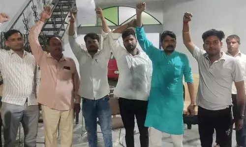 गाजियाबाद में इवीएम मशीन में गडबड़ी का आरोप लगाया