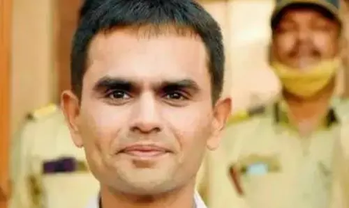 समीर वानखेड़े ने CBI की FIR रद्द कराने को लेकर पहुंचे बॉम्बे हाईकोर्ट समीर वानखेड़े ने CBI की FIR रद्द कराने को लेकर पहुंचे बॉम्बे हाईकोर्ट