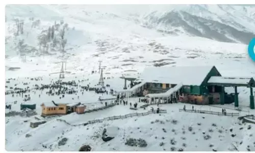 कश्मीर घाटी में जी-20 बैठक से पहले गुलमर्ग में पर्यटकों की आमद बढ़ी कश्मीर घाटी में जी-20 बैठक से पहले गुलमर्ग में पर्यटकों की आमद बढ़ी