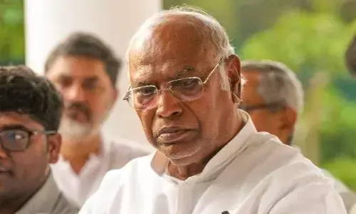 मल्लिकार्जुन खड़गे ने 2000 रुपये के नोट बंद करने को लेकर पीएम मोदी पर निशाना साधा, कहा- लोगों को परेशान कर रहे हैं मल्लिकार्जुन खड़गे ने 2000 रुपये के नोट बंद करने को लेकर पीएम मोदी पर निशाना साधा, कहा- लोगों को परेशान कर रहे हैं