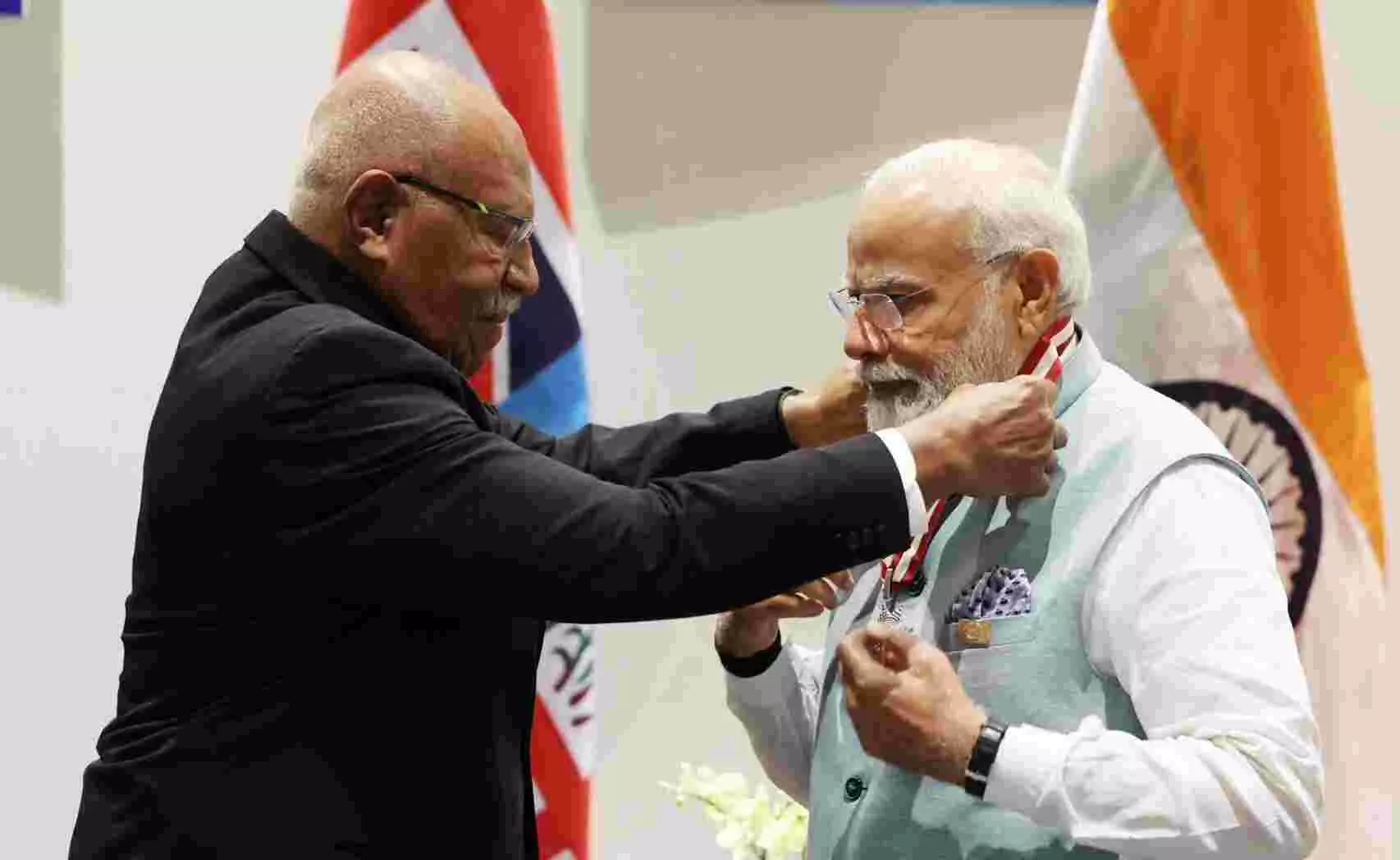 PM मोदी को फिजी के सर्वोच्च सम्मान से किया गया सम्मानित PM मोदी को फिजी के सर्वोच्च सम्मान से किया गया सम्मानित