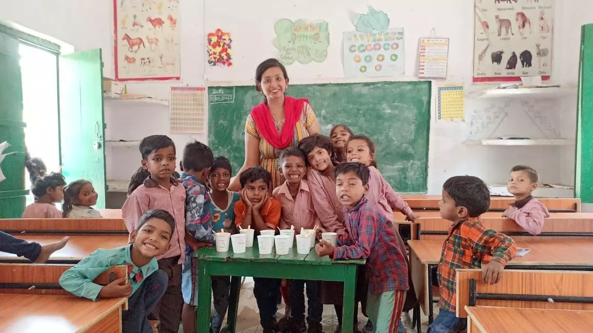प्राथमिक विधालय में जब बच्चों को गर्मियों की छुट्टी से पहले इस तरह दी क्लास प्राथमिक विधालय में जब बच्चों को गर्मियों की छुट्टी से पहले इस तरह दी क्लास