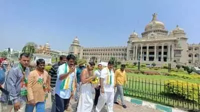 कांग्रेस कार्यकर्ताओं ने किया कर्नाटक विधानसभा का गौमूत्र से शुद्धिकरण, बीजेपी ने बताया सस्ती लोकप्रियता