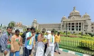 कांग्रेस कार्यकर्ताओं ने किया कर्नाटक विधानसभा का गौमूत्र से शुद्धिकरण, बीजेपी ने बताया सस्ती लोकप्रियता