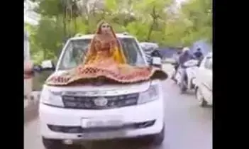 सिर्फ आपके लाइक के लिए: चलती कार के बोनट पर इंस्टा रील शूट करने पर दुल्हन का कटा चालान