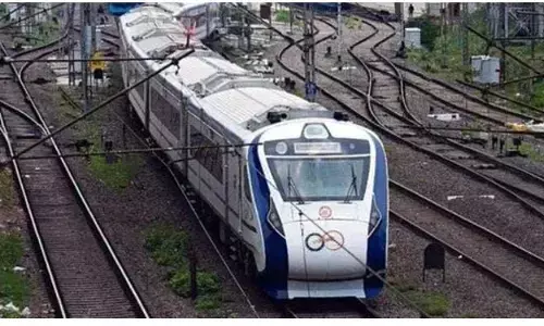 ओडिशा में बिजली गिरने, ओलावृष्टि से पुरी-हावड़ा वंदे भारत एक्सप्रेस क्षतिग्रस्त ओडिशा में बिजली गिरने, ओलावृष्टि से पुरी-हावड़ा वंदे भारत एक्सप्रेस क्षतिग्रस्त