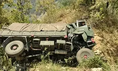 सेना का ट्रक हुआ दुर्घटनाग्रस्त, एक जवान असलम की मौत दूसरा आजम गंभीर घायल सेना का ट्रक हुआ दुर्घटनाग्रस्त, एक जवान असलम की मौत दूसरा आजम गंभीर घायल