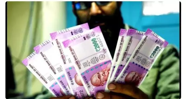 बिना पहचान प्रमाण के ₹ 2000 के नोट बदलने की अनुमति न दें : दिल्ली HC में याचिका बिना पहचान प्रमाण के ₹ 2000 के नोट बदलने की अनुमति न दें : दिल्ली HC में याचिका