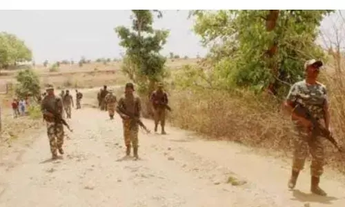 बीजापुर में नक्सली हमले में सीआरपीएफ के दो कमांडो हो गए घायल बीजापुर में नक्सली हमले में सीआरपीएफ के दो कमांडो हो गए घायल