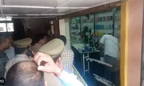 गाजियाबाद में दिनदहाड़े व्यापारी को गोलियों से भून दिया गाजियाबाद में दिनदहाड़े व्यापारी को गोलियों से भून दिया