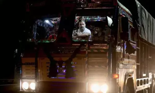 ट्रक से दिल्ली से चंडीगढ़ पहुंचे राहुल गांधी, ड्राइवरों के मन की बात सुनी