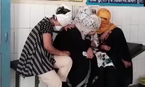 अलीगढ़ होटल में बुलाए जाते थे ग्राहक,घर में तय होती थी डील, पांच महिलाओं समेत नौ लोग इस हाल में गिरफ्तार अलीगढ़ होटल में बुलाए जाते थे ग्राहक,घर में तय होती थी डील, पांच महिलाओं समेत नौ लोग इस हाल में गिरफ्तार