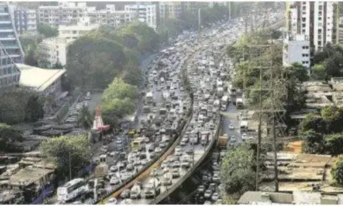 मुंबई के वेस्टर्न एक्सप्रेस हाईवे पर वाहनों के खराब होने के बाद लग गया जाम
