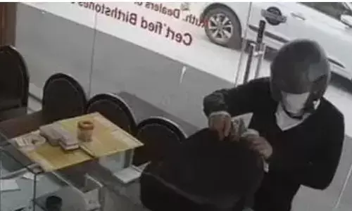 सदर बाजार में हथियारबंद बदमाश ने शोरूम से जेवरात और नकदी लूट ली सदर बाजार में हथियारबंद बदमाश ने शोरूम से जेवरात और नकदी लूट ली