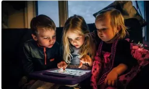 स्कूल की छुट्टी के दौरान बच्चों के लिए स्क्रीन टाइम सीमित करने के लिए माता-पिता के लिए टिप्स स्कूल की छुट्टी के दौरान बच्चों के लिए स्क्रीन टाइम सीमित करने के लिए माता-पिता के लिए टिप्स