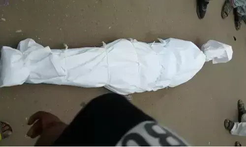 गाजियाबाद में दहेज उत्पीड़न को लेकर हत्या के आरोप में लड़की के परिजनों ने लड़की के शव को रखकर किया थाने का घेराव गाजियाबाद में दहेज उत्पीड़न को लेकर हत्या के आरोप में लड़की के परिजनों ने लड़की के शव को रखकर किया थाने का घेराव