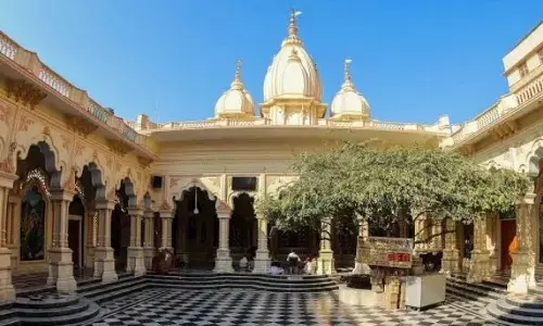 Vrindavan Temples: अगर आप भी घूमने जा रहे हैं श्री कृष्ण नगरी वृंदावन तो जरूर करें इन मंदिरों के दर्शन