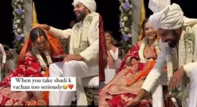 शादी की रस्मों के दौरान दूल्हा और दुल्हन ने एक-दूसरे के  छूए पैर, नेटिज़न्स ने किया पसंद शादी की रस्मों के दौरान दूल्हा और दुल्हन ने एक-दूसरे के  छूए पैर, नेटिज़न्स ने किया पसंद