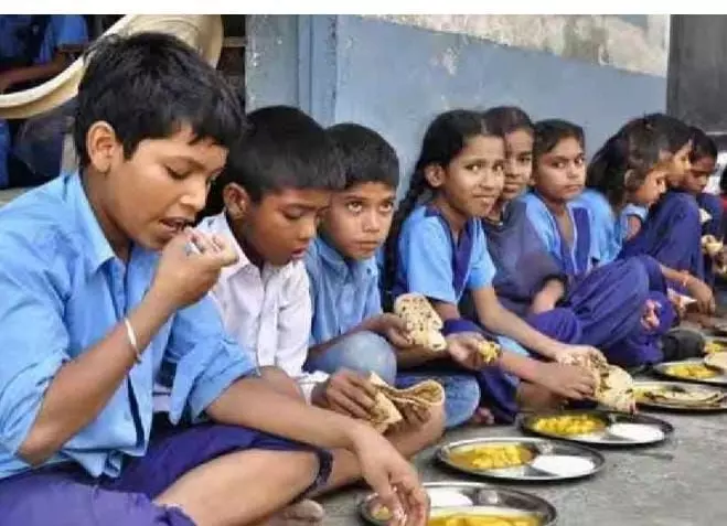 केरल में बच्चों को दिए जाने वाले मिड डे मील पर अब होगी जांच, लाई जाएगी सारी सच्चाई सामने केरल में बच्चों को दिए जाने वाले मिड डे मील पर अब होगी जांच, लाई जाएगी सारी सच्चाई सामने