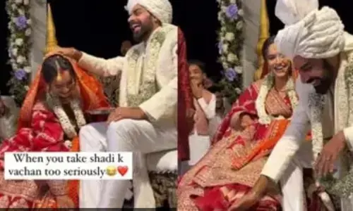 शादी की रस्मों के दौरान दूल्हा और दुल्हन ने एक-दूसरे के  छूए पैर, नेटिज़न्स ने किया पसंद शादी की रस्मों के दौरान दूल्हा और दुल्हन ने एक-दूसरे के  छूए पैर, नेटिज़न्स ने किया पसंद