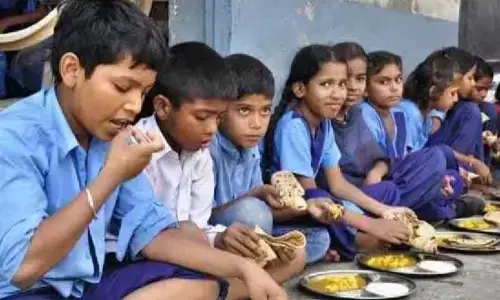 केरल में बच्चों को दिए जाने वाले मिड डे मील पर अब होगी जांच, लाई जाएगी सारी सच्चाई सामने केरल में बच्चों को दिए जाने वाले मिड डे मील पर अब होगी जांच, लाई जाएगी सारी सच्चाई सामने