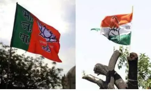 सूरत के आदिवासी समुदाय के कार्यक्रम में भाजपा, कांग्रेस के बीच राजनीतिक घमासान सूरत के आदिवासी समुदाय के कार्यक्रम में भाजपा, कांग्रेस के बीच राजनीतिक घमासान