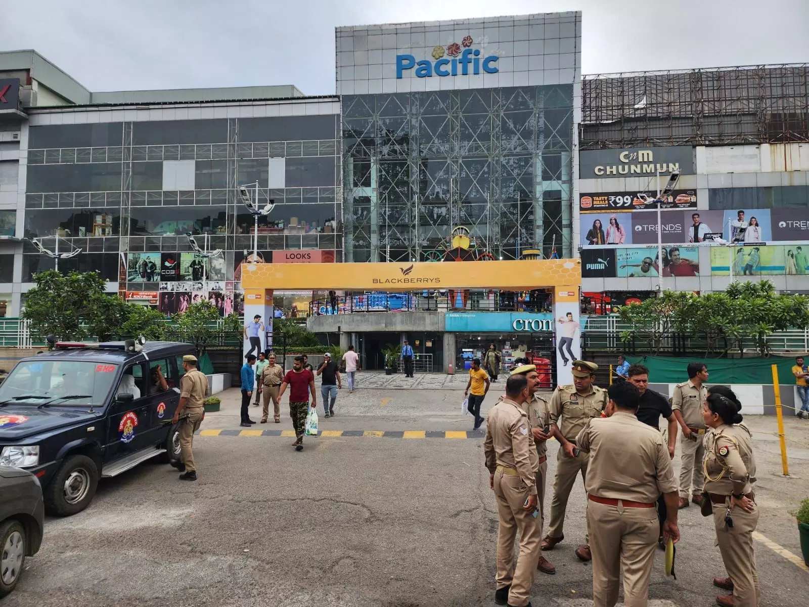 गाजियाबाद स्पा पर डीसीपी की बड़ी कार्यवाही, 60 महिला 39 पुरुष आपत्तिजनक हालत में पकड़े, चौकी इंचार्ज सस्पेंड, देखें वीडियो