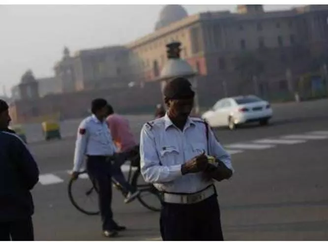 दिल्ली में नियमों का उल्लंघन करने वाले स्कूल कैब के खिलाफ ट्रैफिक पुलिस ने शुरू की कार्रवाई, दिल्ली में नियमों का उल्लंघन करने वाले स्कूल कैब के खिलाफ ट्रैफिक पुलिस ने शुरू की कार्रवाई,