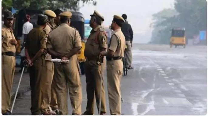 हैदराबाद में मां के अंतिम संस्कार को लेकर हिंदू बेटे और मुस्लिम बेटी में बहस, पुलिस ने सुलझाया मामला हैदराबाद में मां के अंतिम संस्कार को लेकर हिंदू बेटे और मुस्लिम बेटी में बहस, पुलिस ने सुलझाया मामला