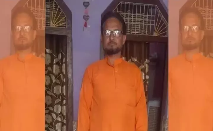 यूपी के इमाम ने भगवा कुर्ते में शख्स को नमाज पढ़ने से रोका, मामला हुआ दर्ज यूपी के इमाम ने भगवा कुर्ते में शख्स को नमाज पढ़ने से रोका, मामला हुआ दर्ज