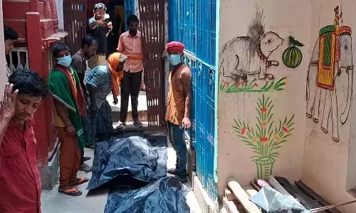 Varanasi breaking news: वाराणसी में एक घर से तीन लोगों के शव मिलने की सूचना पर हड़कंप Varanasi breaking news: वाराणसी में एक घर से तीन लोगों के शव मिलने की सूचना पर हड़कंप
