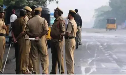 हैदराबाद में मां के अंतिम संस्कार को लेकर हिंदू बेटे और मुस्लिम बेटी में बहस, पुलिस ने सुलझाया मामला हैदराबाद में मां के अंतिम संस्कार को लेकर हिंदू बेटे और मुस्लिम बेटी में बहस, पुलिस ने सुलझाया मामला