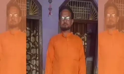 यूपी के इमाम ने भगवा कुर्ते में शख्स को नमाज पढ़ने से रोका, मामला हुआ दर्ज यूपी के इमाम ने भगवा कुर्ते में शख्स को नमाज पढ़ने से रोका, मामला हुआ दर्ज