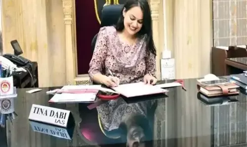 जैसलमेर कलेक्टर टीना डाबी ने पाकिस्तान से आए हिंदू प्रवासियों के लिए 40 बीघा जमीन की आवंटित जैसलमेर कलेक्टर टीना डाबी ने पाकिस्तान से आए हिंदू प्रवासियों के लिए 40 बीघा जमीन की आवंटित