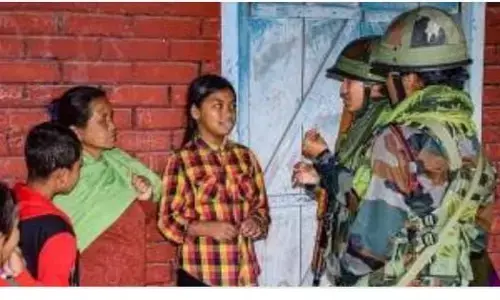 मणिपुर हिंसा: भीड़ ने मंत्री के घर में की तोड़फोड़ मणिपुर हिंसा: भीड़ ने मंत्री के घर में की तोड़फोड़