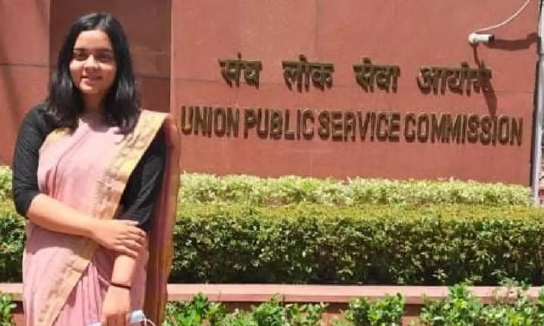 प्राथमिक विधालय में पढ़ाने वाली शिक्षिका की बेटी बिदुषी सिंह ने आईएएस की परीक्षा की पास