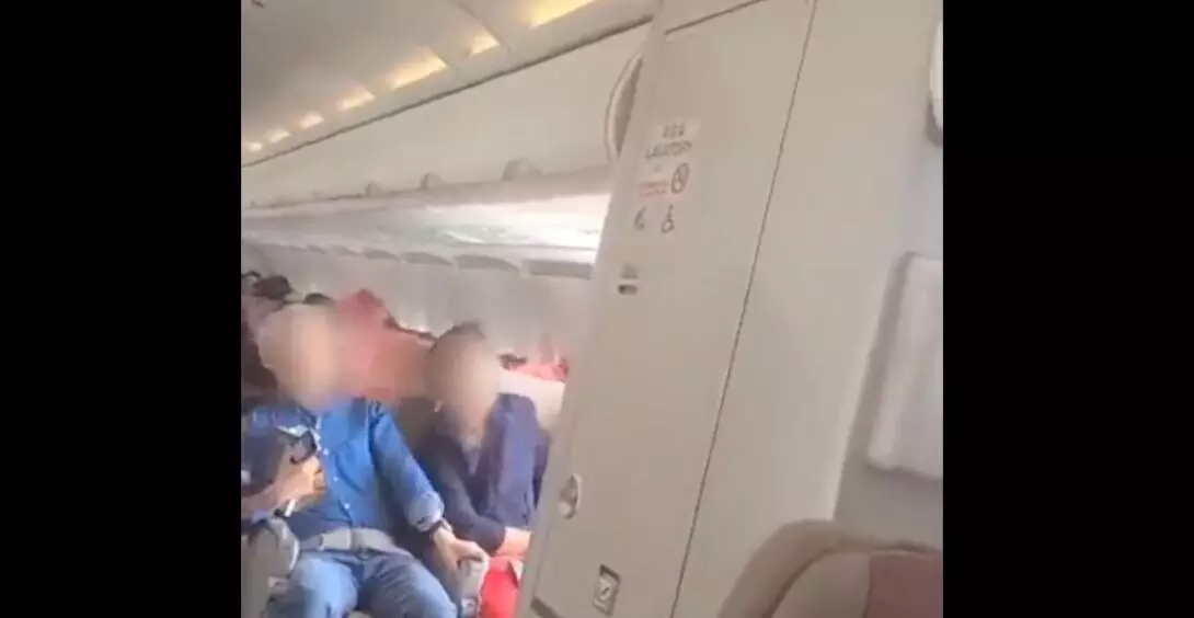 OMG...उड़ते प्लेन में यात्री ने खोल दिया दरवाजा, बाल-बाल बची पैसेंजर्स की जान, सामने आया होश उड़ाने वाला वीडियो