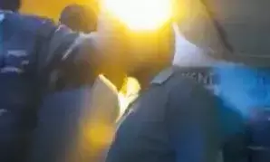 दिल्ली से पटना जा रही फ्लाइट को वाराणसी में उतारा, यात्रियों ने किया जमकर हंगामा वीडियो हुआ वायरल दिल्ली से पटना जा रही फ्लाइट को वाराणसी में उतारा, यात्रियों ने किया जमकर हंगामा वीडियो हुआ वायरल