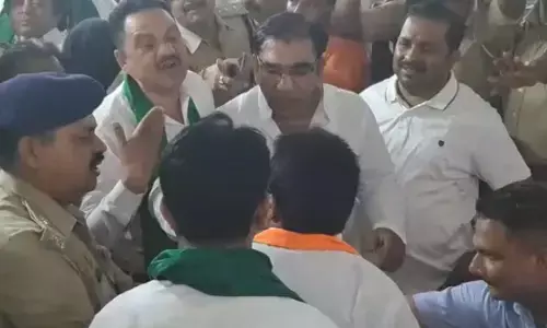 मेरठ : शपथ ग्रहण समारोह में वंदे मातरम को लेकर बवाल, जमकर हुई मारपीट, AIMIM के पार्षदों नहीं ली शपथ