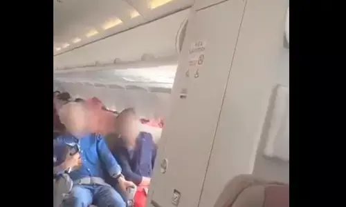 OMG...उड़ते प्लेन में यात्री ने खोल दिया दरवाजा, बाल-बाल बची पैसेंजर्स की जान, सामने आया होश उड़ाने वाला वीडियो OMG...उड़ते प्लेन में यात्री ने खोल दिया दरवाजा, बाल-बाल बची पैसेंजर्स की जान, सामने आया होश उड़ाने वाला वीडियो