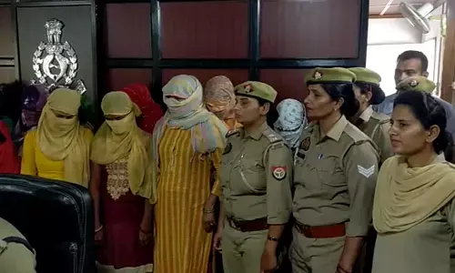 UP : सेक्स रैकेट का पर्दाफाश, छापा पड़ते ही मच गई भगदड़, 13 महिला 2 पुरुष पकड़े गए आपत्तिजनक सामग्रियां बरामद UP : सेक्स रैकेट का पर्दाफाश, छापा पड़ते ही मच गई भगदड़, 13 महिला 2 पुरुष पकड़े गए आपत्तिजनक सामग्रियां बरामद