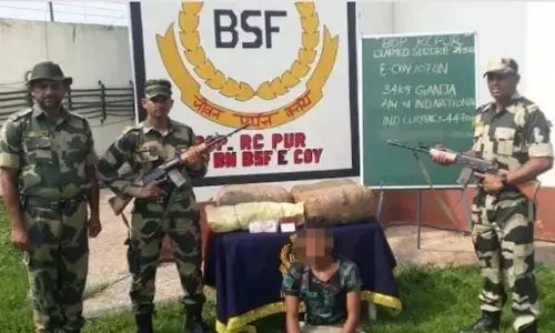 बंगाल सीमावर्ती गांव में नशे की छापेमारी के दौरान भीड़ ने बीएसएफ जवानों पर किया हमला