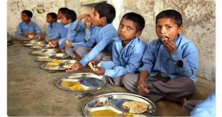 पश्चिम बंगाल में मिड-डे मील में मरी हुई छिपकली मिलने से 35 बच्चे बीमार पश्चिम बंगाल में मिड-डे मील में मरी हुई छिपकली मिलने से 35 बच्चे बीमार