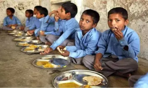 पश्चिम बंगाल में मिड-डे मील में मरी हुई छिपकली मिलने से 35 बच्चे बीमार पश्चिम बंगाल में मिड-डे मील में मरी हुई छिपकली मिलने से 35 बच्चे बीमार