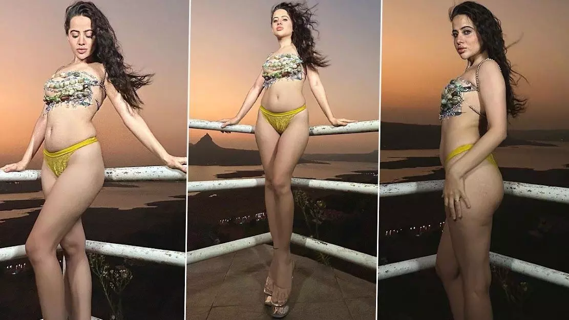 Urfi Javed Sexy Video : Urfi Javed ने स्टोन से बनी पहनी बिकनी, एक्ट्रेस का सेक्सी फिगर देख यूजर्स का छूटा पसीना (Watch Sexy Video)