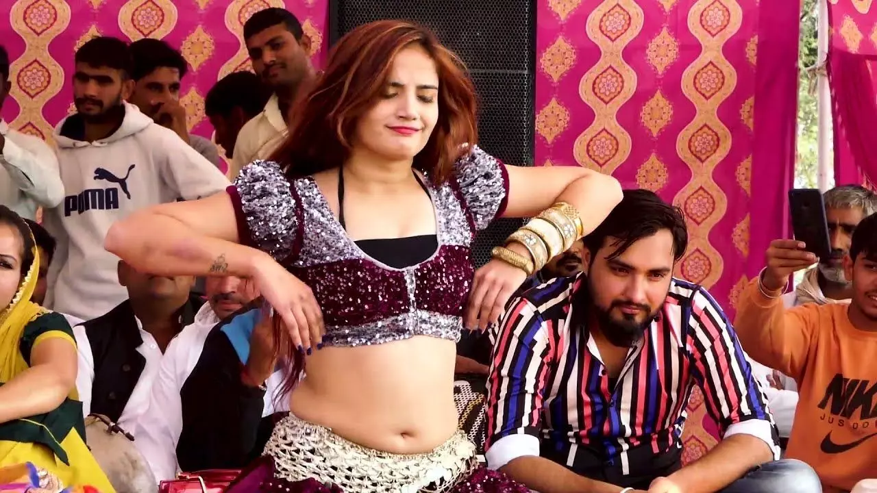 Komal Rangeeli Sexy Video: कोमल रंगीली की देसी ठुमकों ने लगाई आग, लहंगा पहन स्टेज पर पर किया सेक्सी डांस (Watch Sexy Video) Komal Rangeeli Sexy Video: कोमल रंगीली की देसी ठुमकों ने लगाई आग, लहंगा पहन स्टेज पर पर किया सेक्सी डांस (Watch Sexy Video)