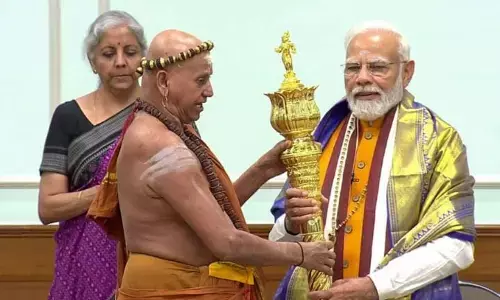 संसद भवन के उद्घाटन से एक दिन पहले अधीनम्स ने पीएम मोदी को सौंपा सेंगोल